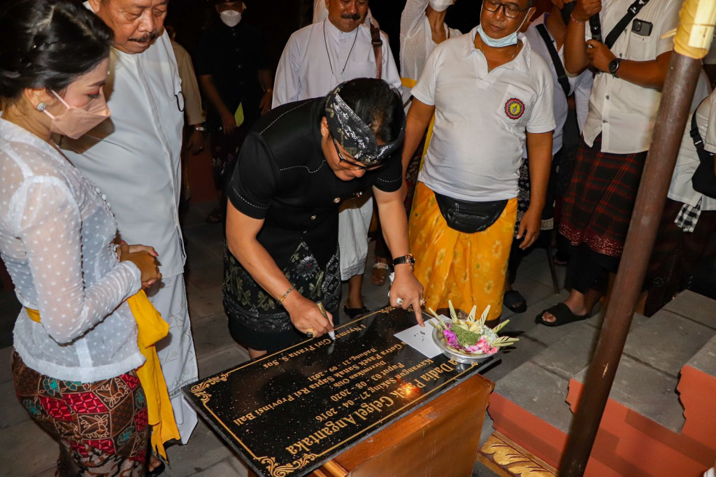 Tanda Tangani Prasasti Karya Ngenteg Linggih di Pura Dadia Pasek Gelgel Angantaka, Bupati Giri Prasta Harapkan Krama Tindih Ring Bhisama Dan Guyub Ring Pasemetonan